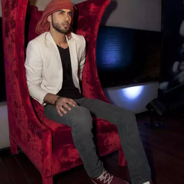 Omar Borkan en el sillón Quién de Ma Maison, ubicado en Blend.