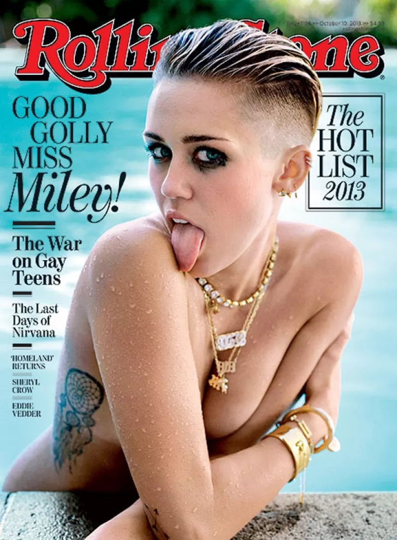 La polémica cantante es la portada de la icónica revista, en ella la vemos nuevamente muy atrevida recargada en un piscina totalmente desnuda.