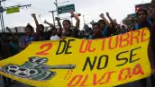 Manifestantes marchan en la Ciudad de México durante la conmemoración del 2 de octubre de 2023 para recordar a las víctimas de la matanza de Tlatelolco de 1968 y exigir memoria, verdad y justicia.