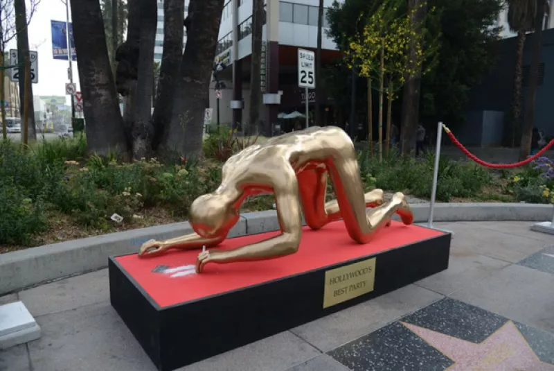El día de ayer en Hollywood Boulevard apareció una escultura inspirada en una estatuilla de los Premios de la Academia en una pose comprometedora.