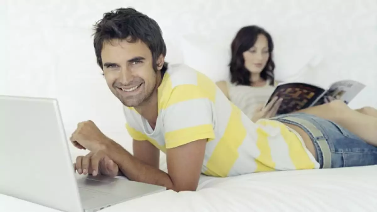 sexualidad hombre mujer pareja computadora
