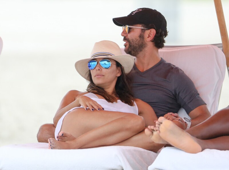 Eva y Pepe en la playa el año pasado durante su paso por Miami.