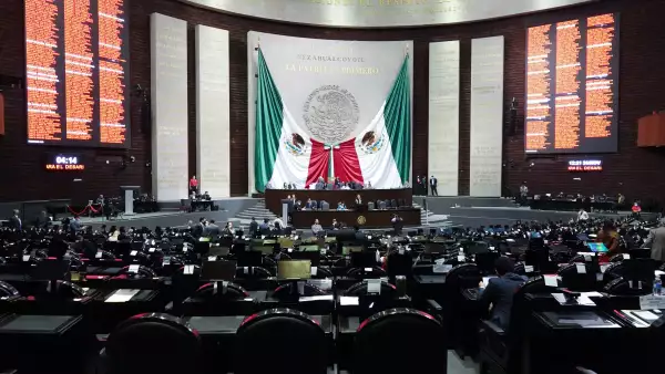 Aspectos de la sesión ordinaria en la Cámara de Diputados donde se observa una baja afluencia de legisladores.