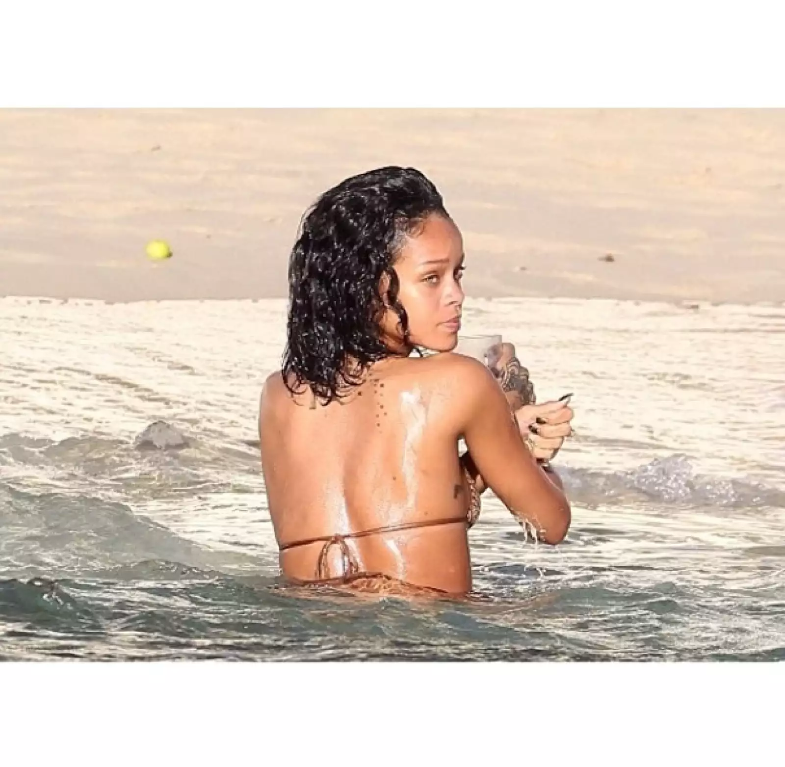 Por su parte, Rihanna decidió pasar los últimos días de diciembre 2013 en su isla natal Barbados, sin embargo, para recibir al año nuevo la cantante festejará en Nueva York.