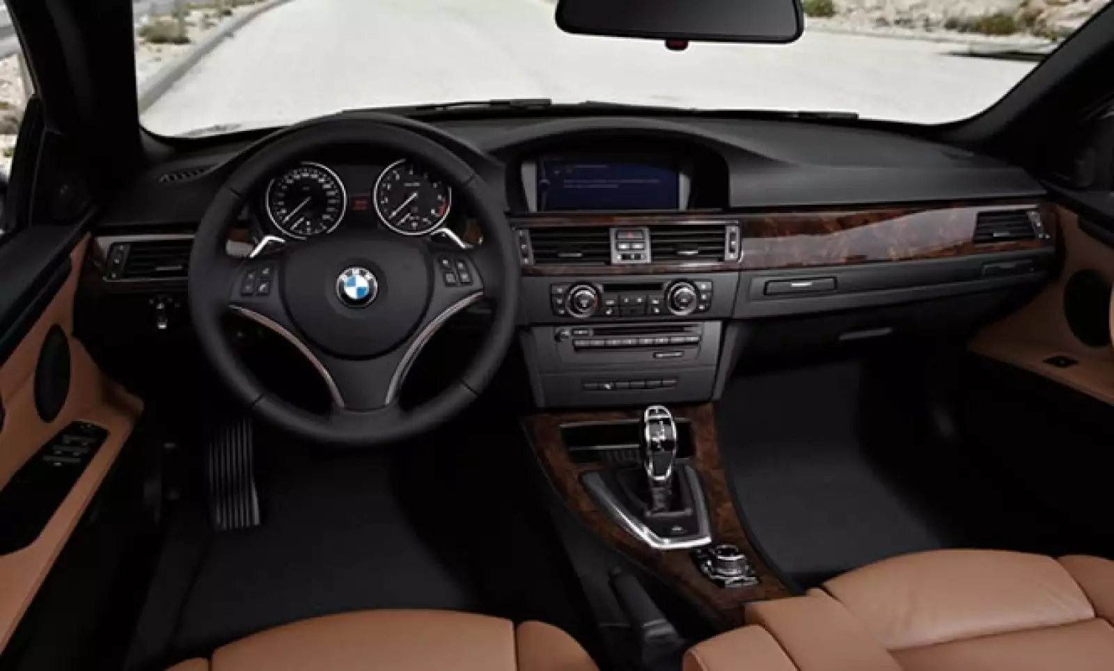 El modelo BMW 318i posee un motor de gasolina de cuatro cilindros, de 143 caballos de fuerza (105 kW).