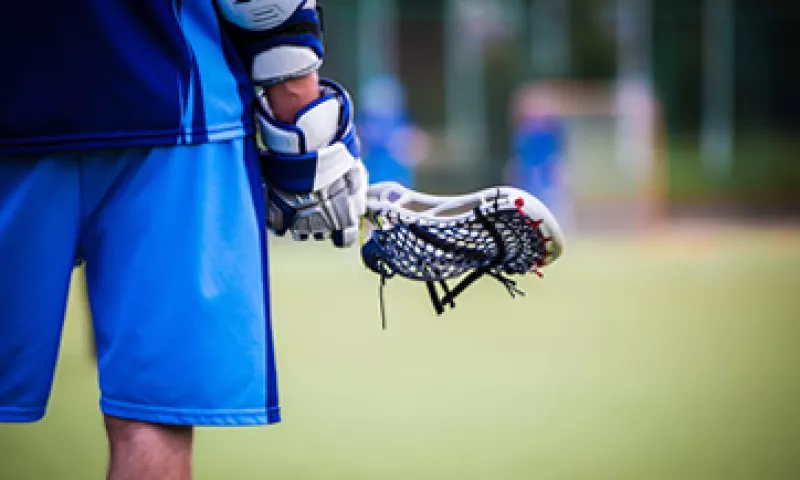 Los jugadores profesionales de lacrosse perciben un salario anual muy bajo, por lo que tienen que buscar un segundo empleo. (Foto: Shutterstock)