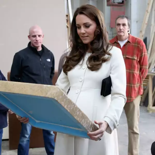 Kate inspecciona un cuadro hecho por el departamento de construcción en los estudios Ealing.