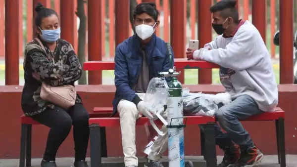 Familiares hacen frente al frío y la lluvia por noticias de internos.