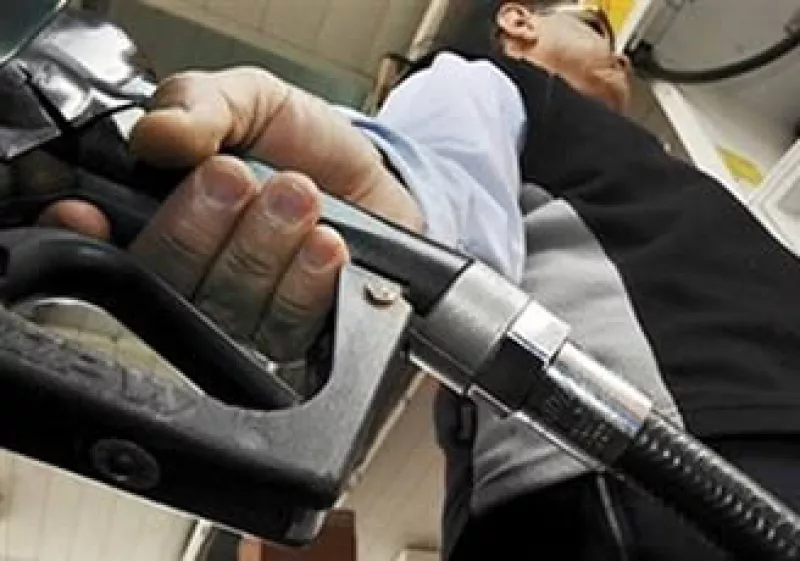 Los precios de la gasolina podrían incrementarse en 2010 de acuerdo a la inflación presentada mes a mes. (Foto: AP)