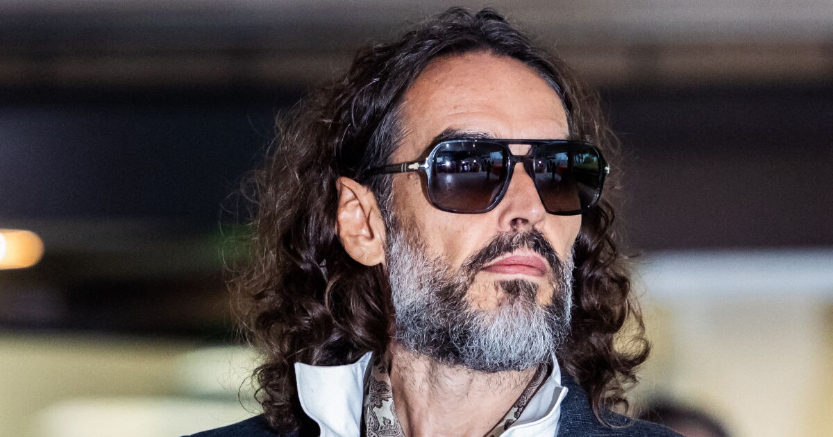 Russell Brand se comportó como “un monstruo”, asegura mujer que lo acusa de violación