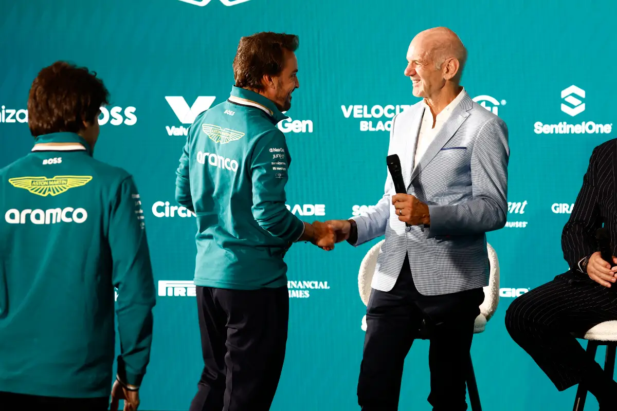 Foto de adrian newey dando la mano al piloto Fernando Alonso