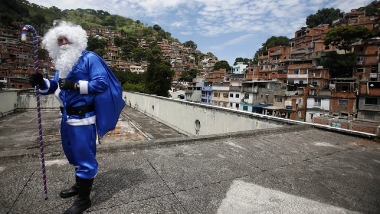Un policía de Río de Janeiro, Brasil, se disfrazó de Santa Clos, pero con los colores típicos del uniforme.