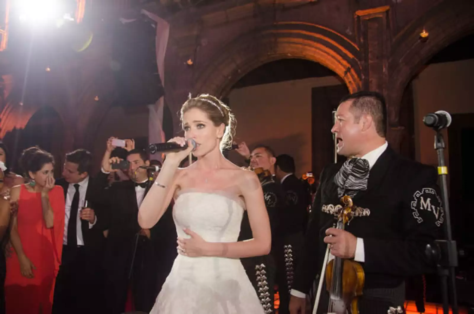 Fueron alrededor de 1000 invitados, entre familiares, amigos de Guadalajara, Monterrey, así como talento y directivos de TV Azteca, televisora en la cual trabaja María Inés.