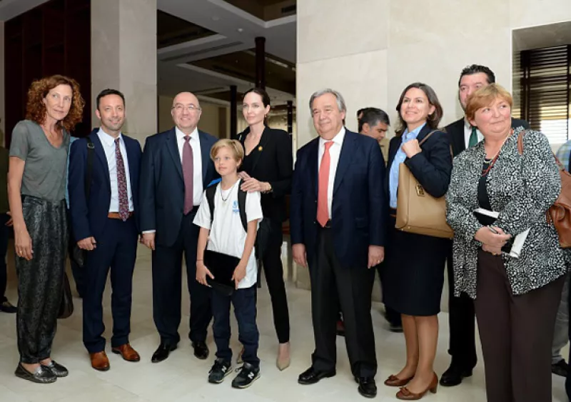 Demostrando que puede compaginar su carrera como actriz, filántropa y madre, la esposa de Brad Pitt llevó a Shiloh  a un campo de desplazados por la guerra de Siria.