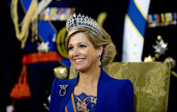 `Tenemos un nuevo rey después de más de cien años y tenemos una hermosa reina que adoramos´, dijo a los periodistas Heinz Van deer Vart, vestido con sombrero y corbatas de color naranja.