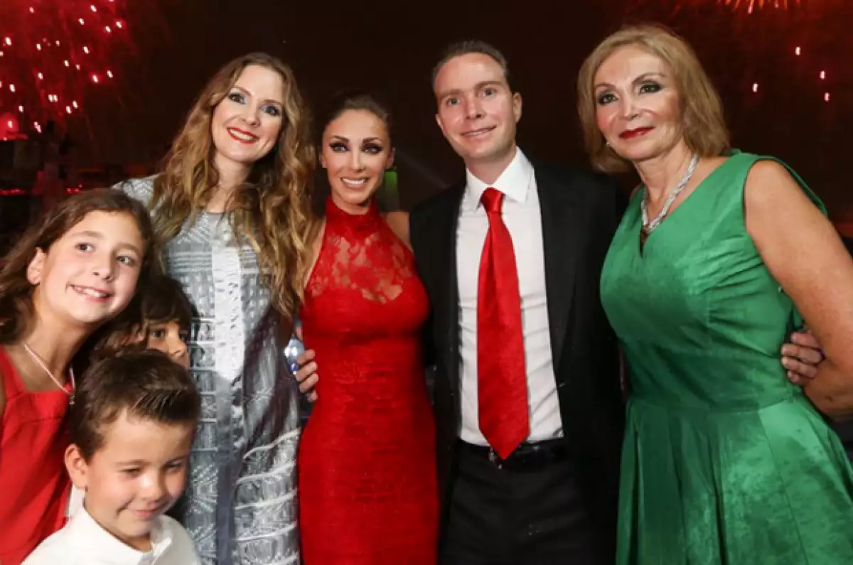 Manuel Velasco, por su parte, agradeció los mensajes de felicitaciòn compartiendo esta foto con su familia y su prometida.