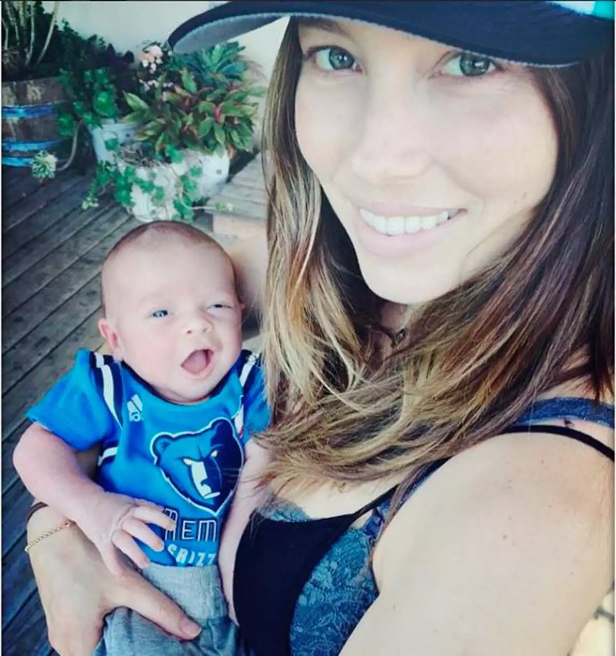 El cantante ha publicado en su cuenta de Instagram la primera imagen de su hijo Silas Randall, quien nació a principios de este mes.