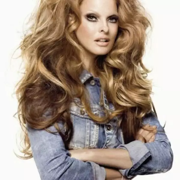 Mucho volumen y maquillaje a lo Brigitte Bardott.