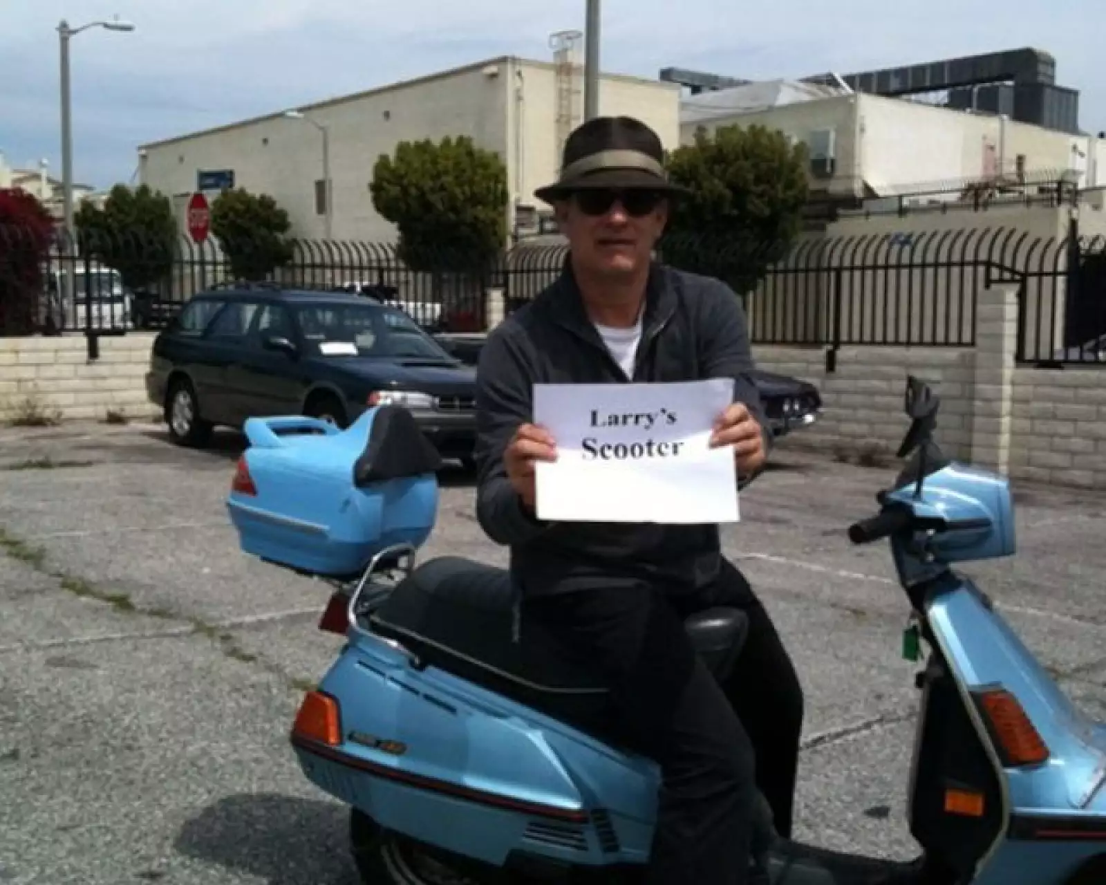 Y muy bromista el actor Tom Hanks se subió al vehículo motorizado de Larry, se tomó la foto y escribió: “La decisión ha sido tomada”,  ¿qué habrá querido decir?
