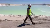 Un supervisor de la mina de litio inspecciona un estanque de evaporación de salmuera rica en litio en el desierto de Atacama el 24 de agosto de 2022 en Salar de Atacama, Chile.