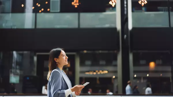 ¿Comprar un iPhone 17 o gastar en comida? La razón por la que siguen las ventas de tecnología premium