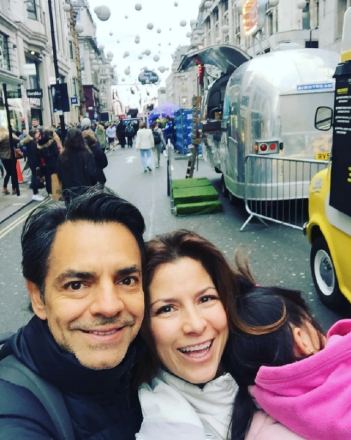 La familia Derbez de vacaciones en Londres.