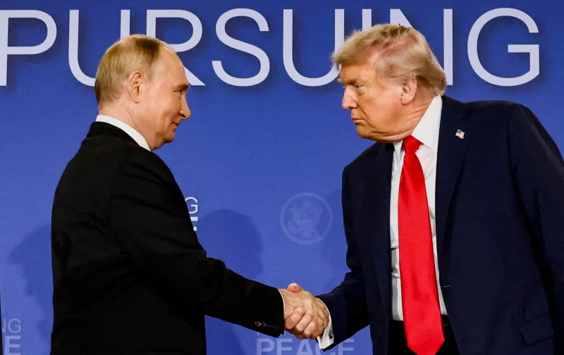 El presidente de los Estados Unidos, Donald Trump, y el presidente ruso Vladimir Putin, se dan la mano durante una conferencia de prensa después de su reunión para negociar el fin de la guerra en Ucrania, en la Base Conjunta Elmendorf-Richardson, en Anchorage, Alaska, EE. UU., el 15 de agosto de 2025.