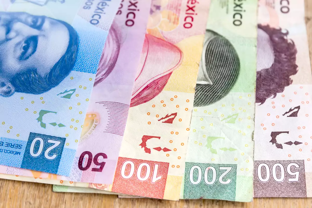 a divisa mexicana avanza este miércoles a niveles no vistos desde el 16 de mayo.
