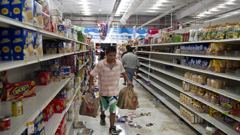 “Llévate todas las botellas, y el papel (higiénico) también”, gritó un padre a su hijo pequeño durante uno de los tensos saqueos.