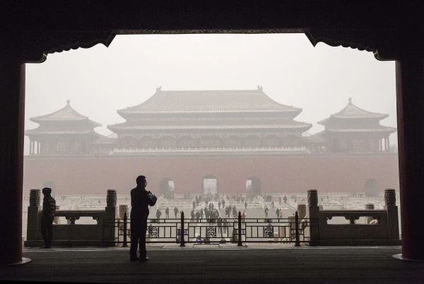 Las máscaras antigas se volvieron un accesorio común entre los turistas y locales que visitaban la Ciudad Prohibida en Beijing, debibo a los altos niveles de contaminación en diciembre de 2015.