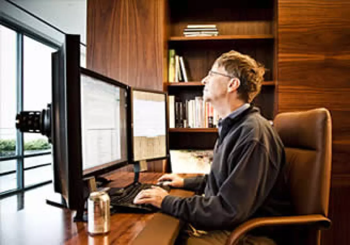 Bill Gates dice tener más tiempo para leer (5 libros por semana) y actualizar su página personal. Claro, además del Twitter. (Foto: Cortesía Fortune)