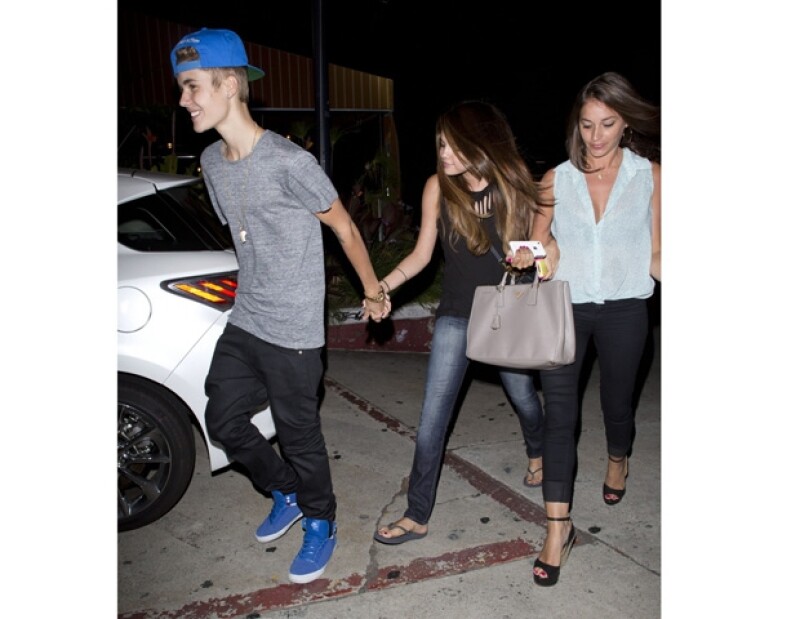 Justin y Selena fueron captados la noche de ayer al salir del restaurante Pink Pepper Thai en Hollywood.
