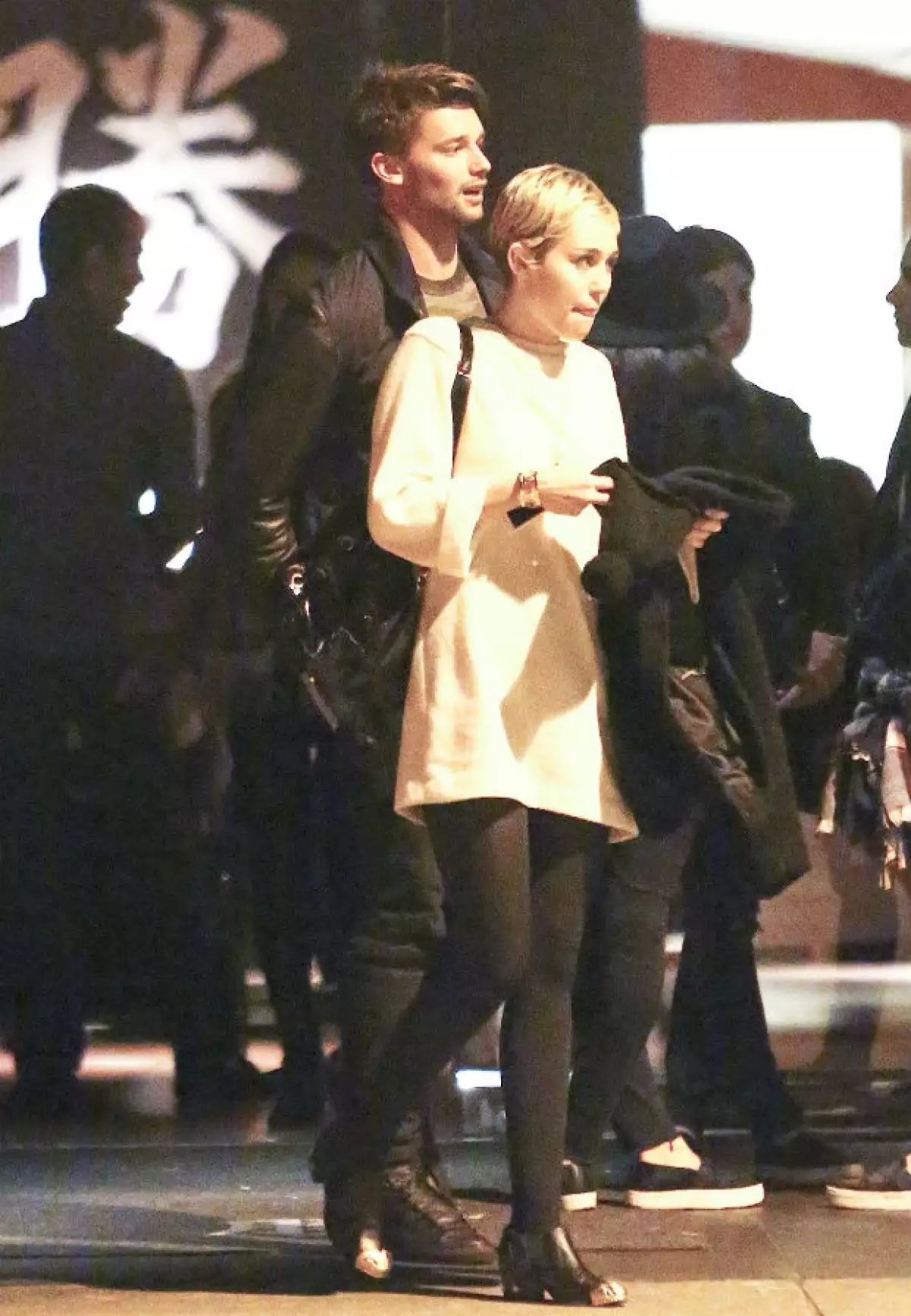 Miley y Patrick a su salida de un restaurante de comida japonesa en Los Angeles.