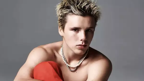 Cruz Beckham con collar de perlas