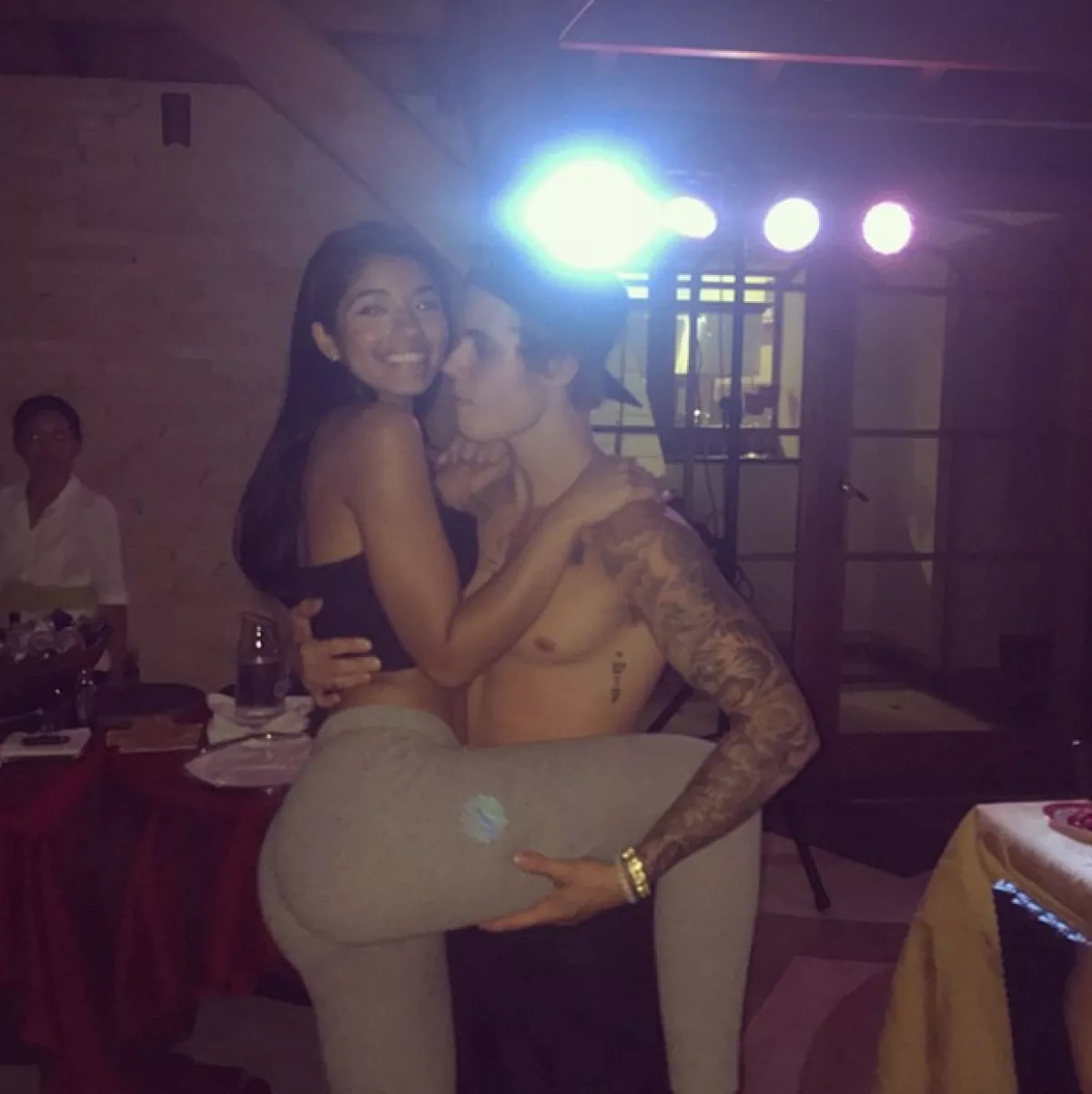 Justin fue captado en un plan muy íntimo con la modelo Yovanna Ventura, en su primera fiesta en una isla caribeña.