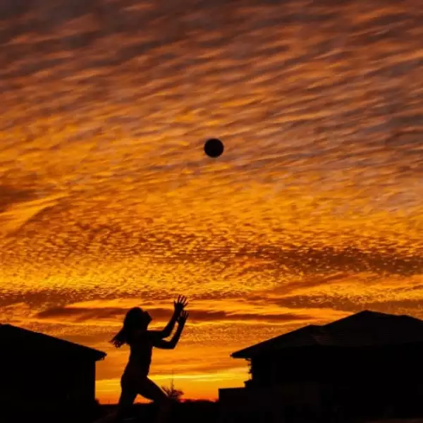 niña atardecer pelota sidney