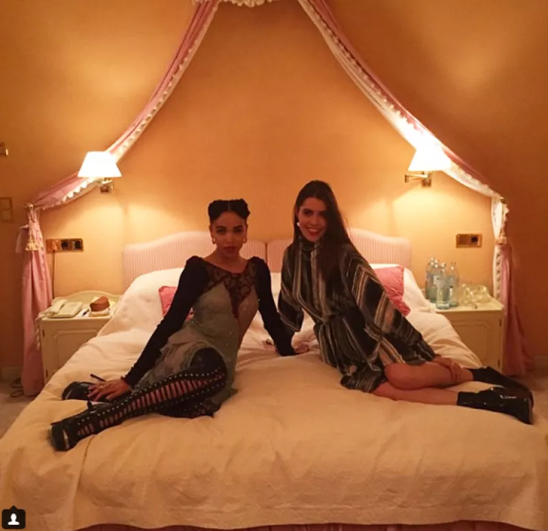 Después de un evento al que asistió en Austria, la cantante FKA Twigs decidió relajarse con un caliente baño de espuma.