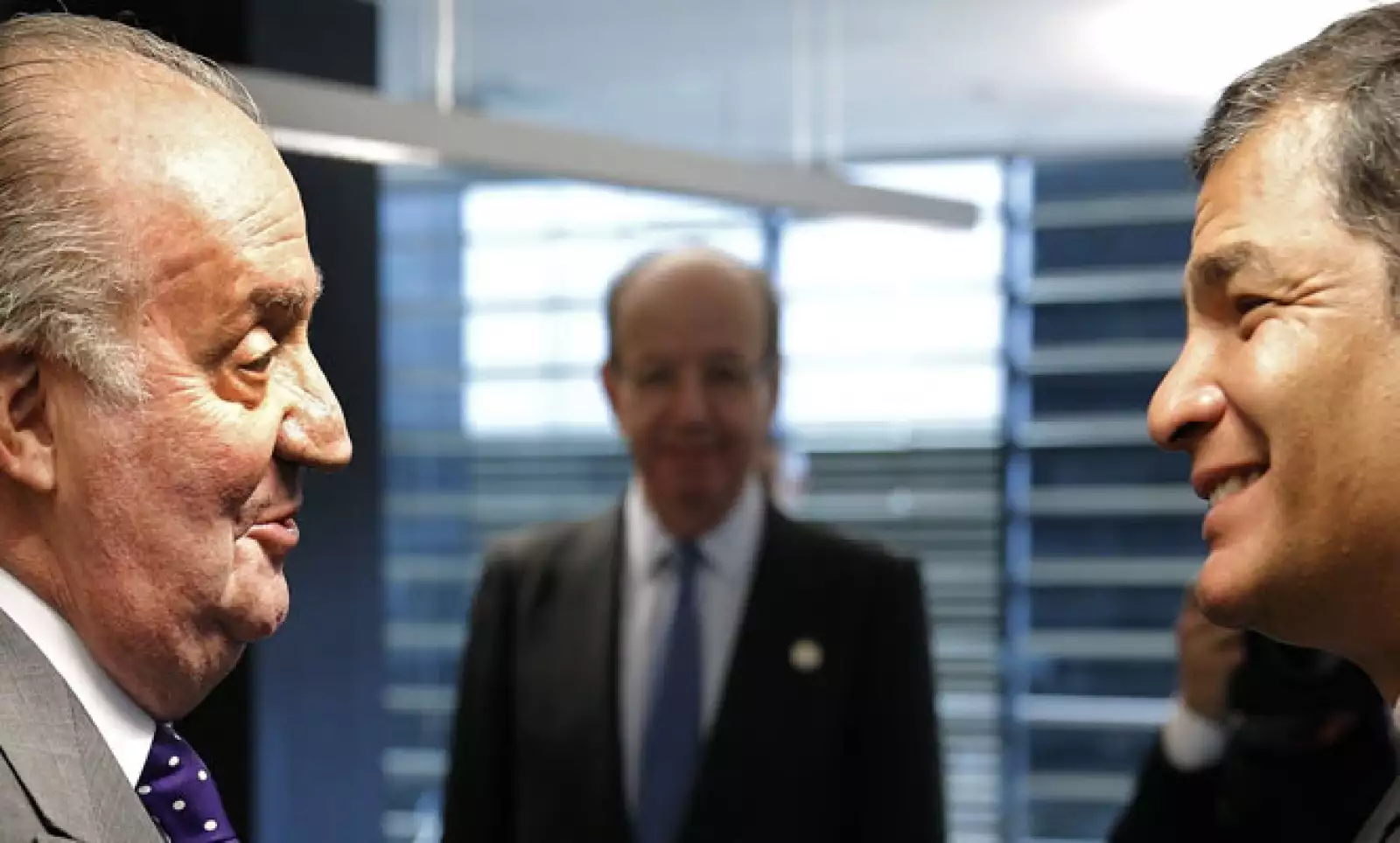 Mientras España padece su quinto año de crisis económica, América Latina vive un periodo de relativa bonanza. El rey Juan Carlos conversa con el presidente de Ecuador, Rafael Correa.