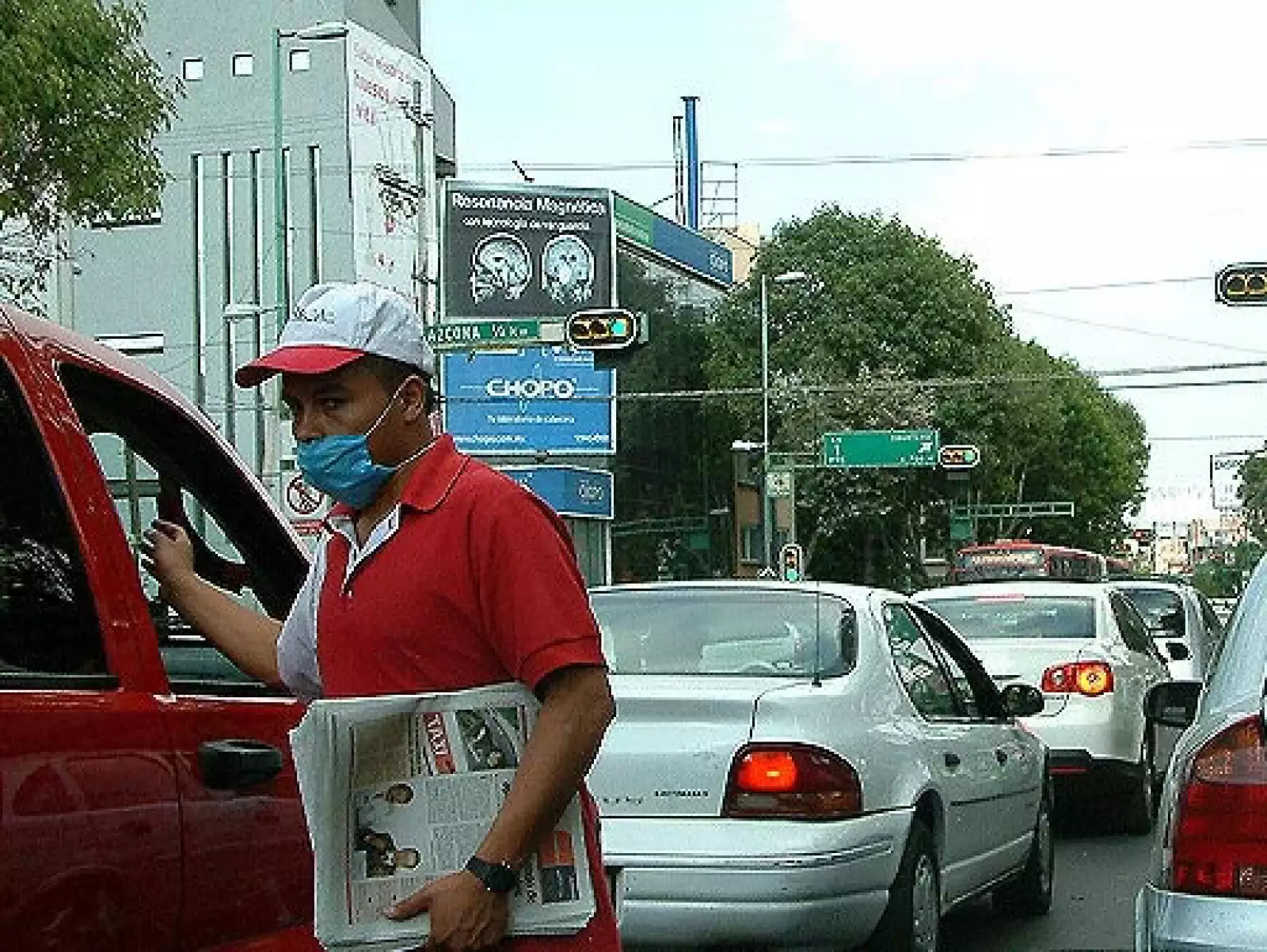 Voceadores y personas luchan en conjunto de las acciones federales para mantenerse a salvo.