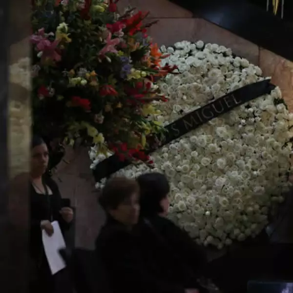 Luis Miguel mandó una corona de 500 rosas blancas para el homenaje a Juan Gabriel en el Palacio de Bellas Artes.