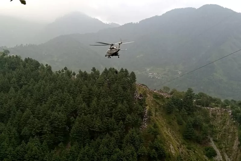 Un helicóptero militar lleva a cabo una operación de rescate para recuperar a los estudiantes atrapados en un telesilla en el pueblo pashto de la montañosa provincia de Khyber Pakhtunkhwa, el 22 de agosto de 2023. Seis niños y dos adultos fueron suspendidos dentro de un teleférico colgando sobre un profundo valle en Pakistán durante varias horas el 22 de agosto, mientras un helicóptero militar flotaba cerca.