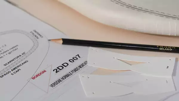 Un diseñador proyecta el prototipo de los mocasines Driving de Prada, que vienen con una suela de goma que se dobla siguiendo la ergonomía del pie cuando se conduce un auto.