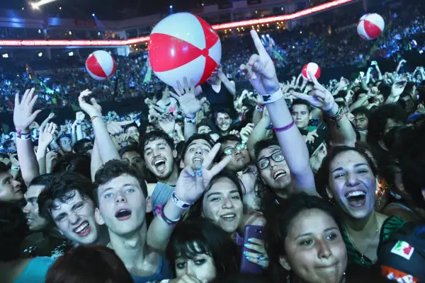 Publico disfruta de un concierto