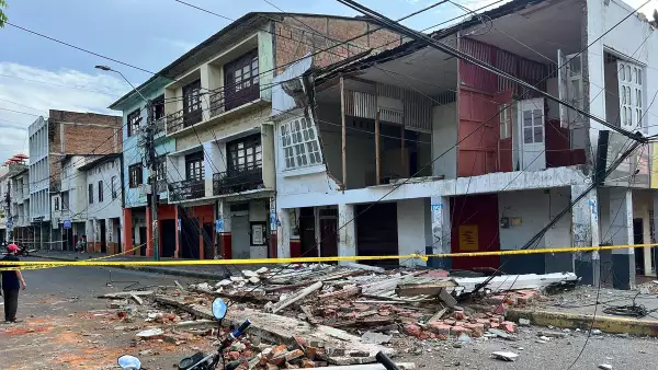 Temblor en Ecuador de 6.3 deja al menos 20 heridos y 135 casas dañadas