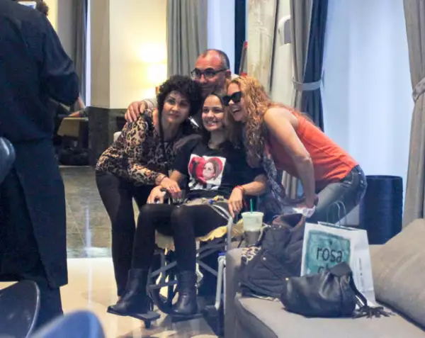 Al regresar a su hotel, la actriz recibió a Analice Martin, una fan que viajó miles de kilómetros con sus padres para conocerla.