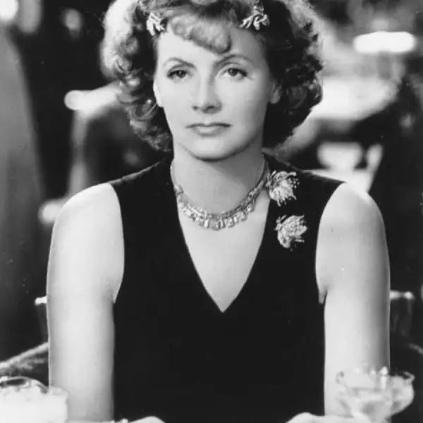 Tras su retiro, Greta Garbo, vivió recluida en su casa de Nueva York, hasta que murió el 15 de abril de 1990.