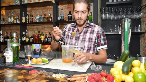 Carlos Ibarra, el guapo novio de Ayari Anaya, tiene una debilidad por el gin. Por eso, decidió preparanos tres drinks para contagiarnos su gusto por esa bebida. ¡Los tienes que probar!