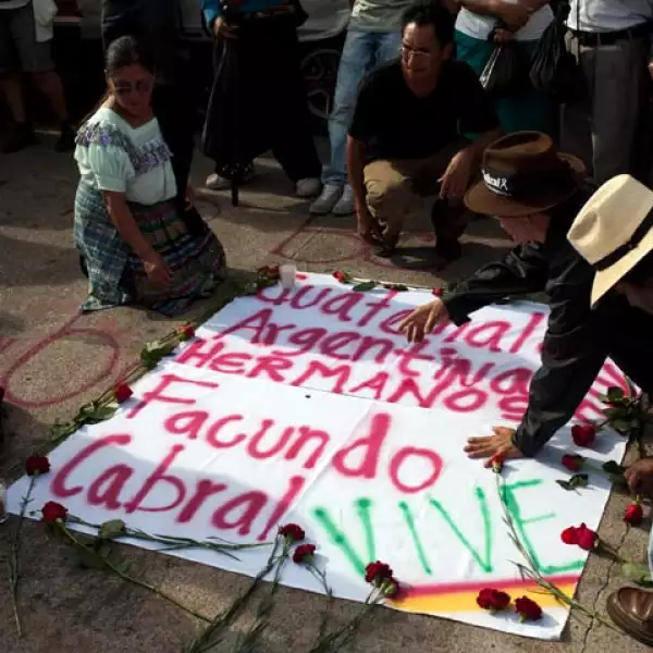 Grabó sus primeros discos con el nombre de El Indio Gasparino, aunque este material no tuvo repercusión.