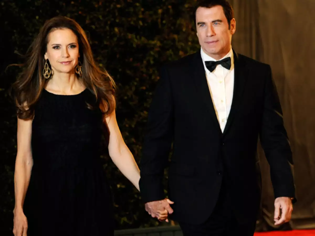 Una publicación segura que la actriz Kelly Preston, no pudo con la doble vida que lleva Travolta y abandonó la residencia que tienen en esta ciudad.