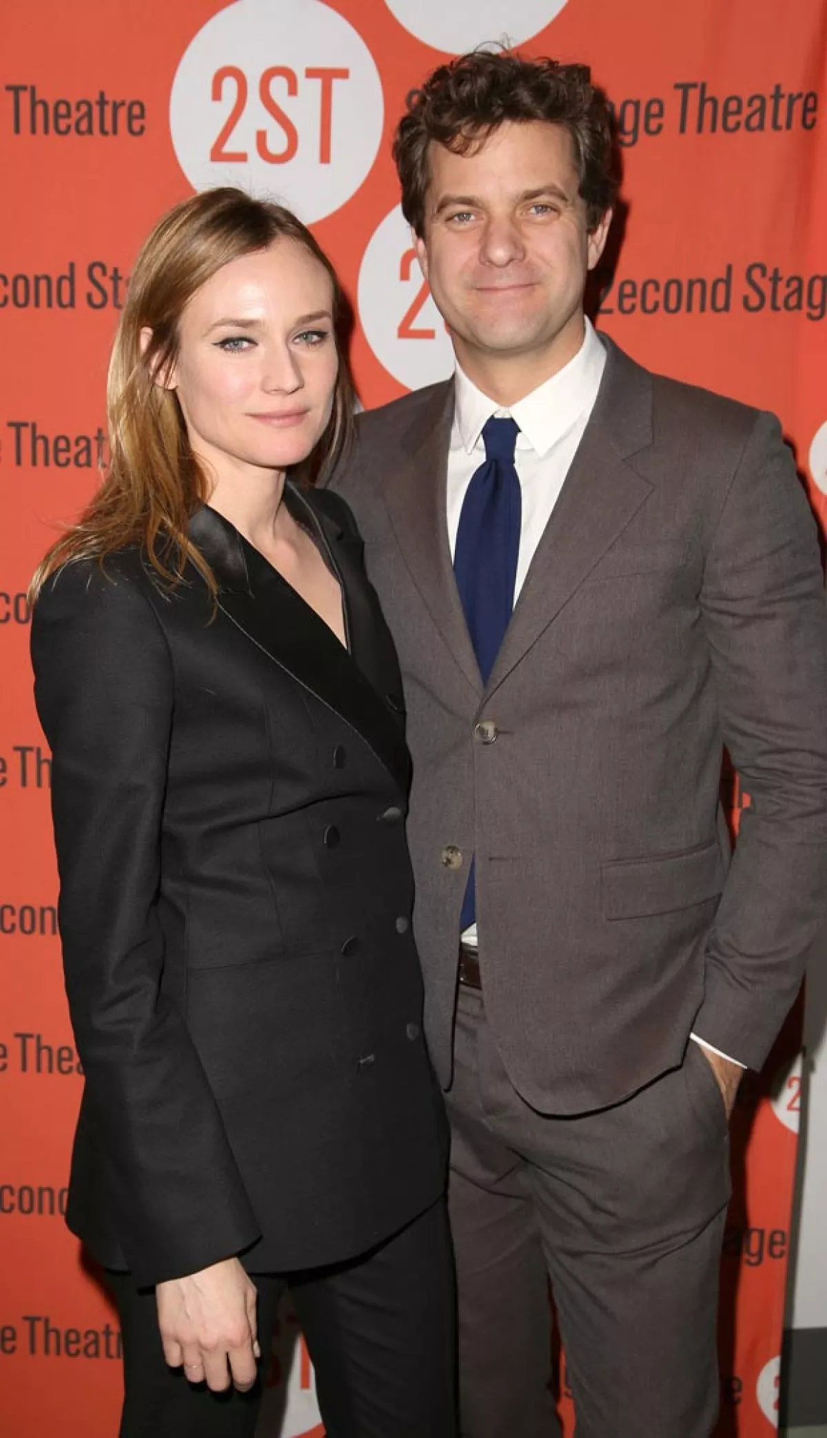 Después de 10 años de relación, Diane y Joshua se separan. Esta fue la última vez que fueron captados juntos, en la obra protagonizada por Josh.